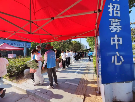 线上配资之家网 “忙3个月就能赚2万多元”，郑州富士康求职者排起几百米长队，每天多达数千人！95%来自河南本地