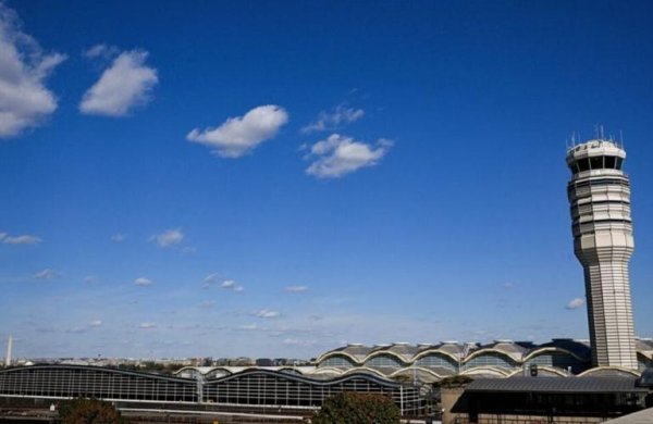 在线股票炒股配资 航班遭炸弹威胁 美国罗纳德·里根国家机场暂停运作